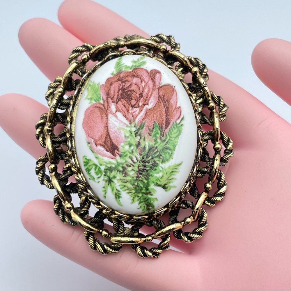 Vintage Porcelain Rose Cameo Brooch Pendant – Gold Filigree Frame